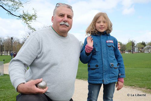 La pétanque, c’est pour toutes les générations, et c’est un incontournable d’un Tour de France. Kevin Cleveland et Launa Kaulina ont excercé leur adresse.