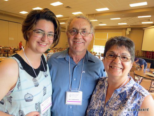 La représentante de la jeunesse manitobaine, Gabrielle Dupuis. À sa droite, le président national, Ray Temmerman et la représentante francophone de l’Archidiocèse de Saint-Boniface, Rachel Ouimet.